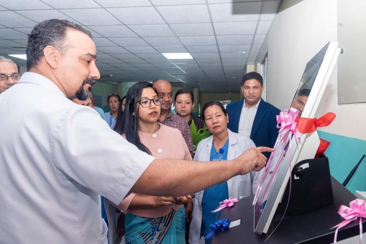 टिचिङ अस्पतालमा डिजिटल सेवाको लागि महानगरबाट उपकरण सहयोग